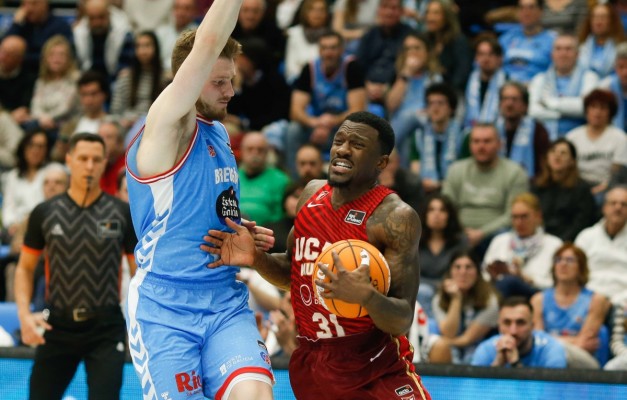 El UCAM CB, con su buena versión de fuera de casa y un Ennis estelar, gana en Lugo en su pelea por llegar a los play off 