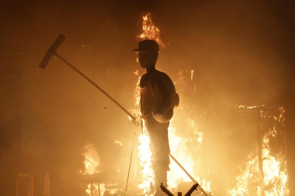 La falla 'SOM', homenaje a los afectados por la Dana, arde en Paiporta