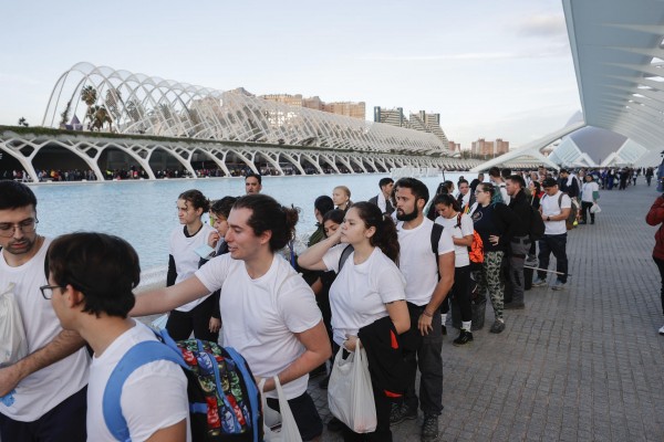 Primer día de los buses de la Generalitat: voluntarios entre las ganas y la frustración