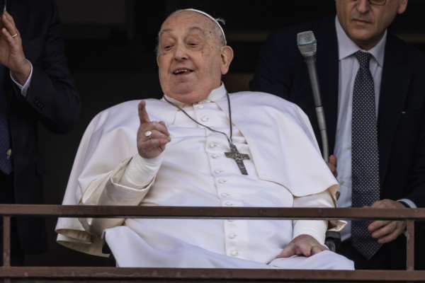 El Papa reaparece tras casi 40 días y bendice a los fieles al abandonar el Hospital Gemelli: 