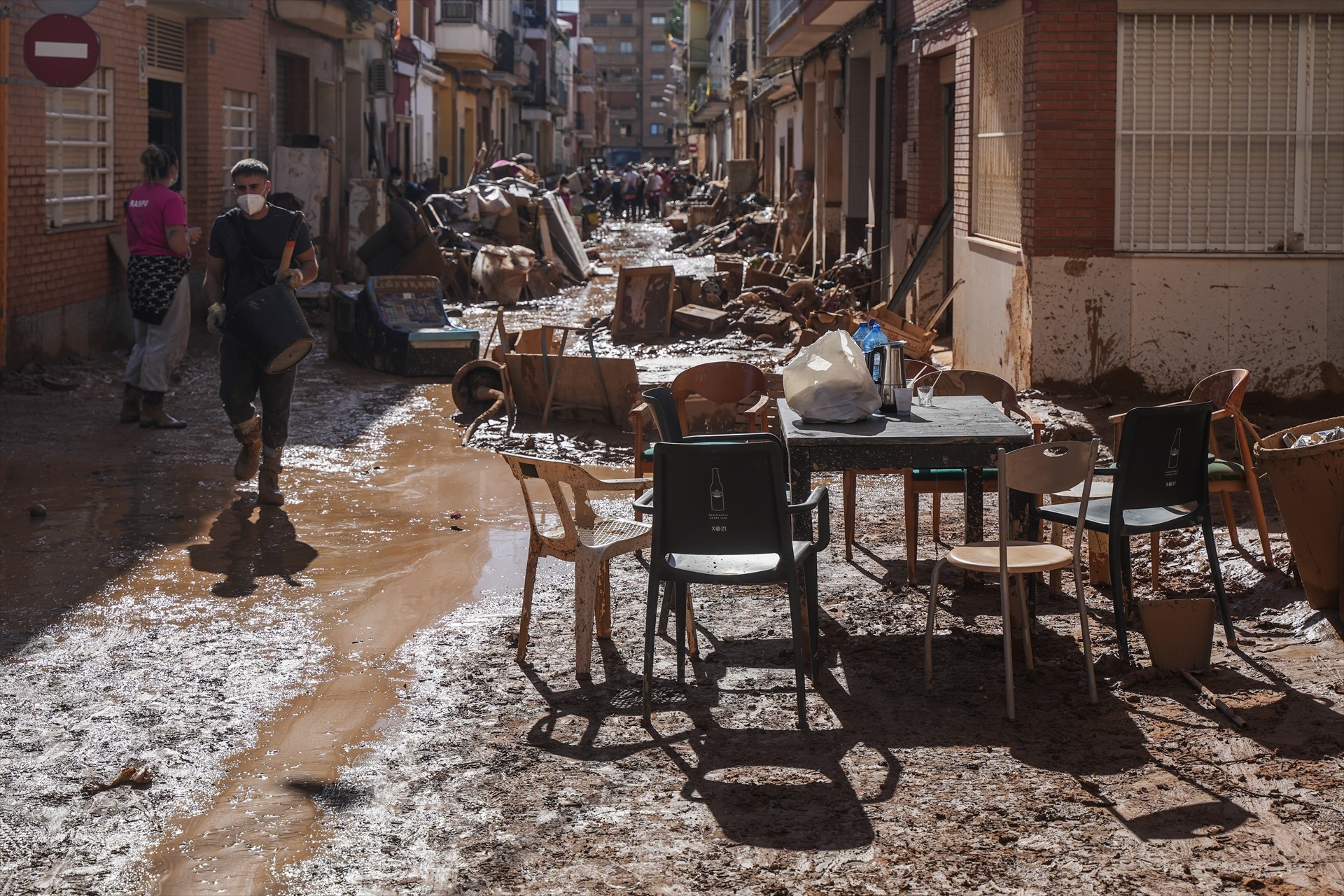 Miles de brazos contra el barro en Paiporta
