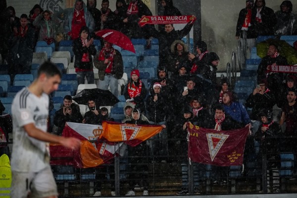 El Murcia se queda a tiro de triunfo del liderato en la Primera RFEF y el Yeclano cae a zona de descenso