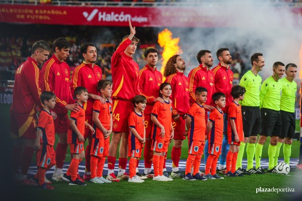 Mestalla se llena para animar a España y ayudar en la reconstrucción tras la dana