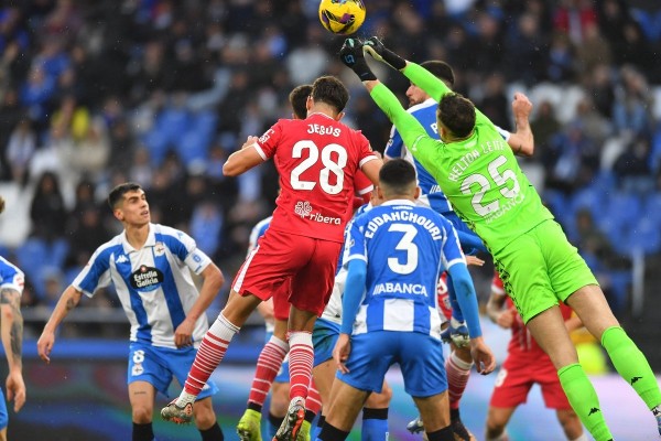 El Efesé suma un punto tras nueve derrotas seguidas pero no aprovecha su superioridad en Riazor