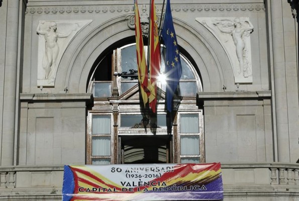El Ayuntamiento de Valencia amanece con los colores de la República
