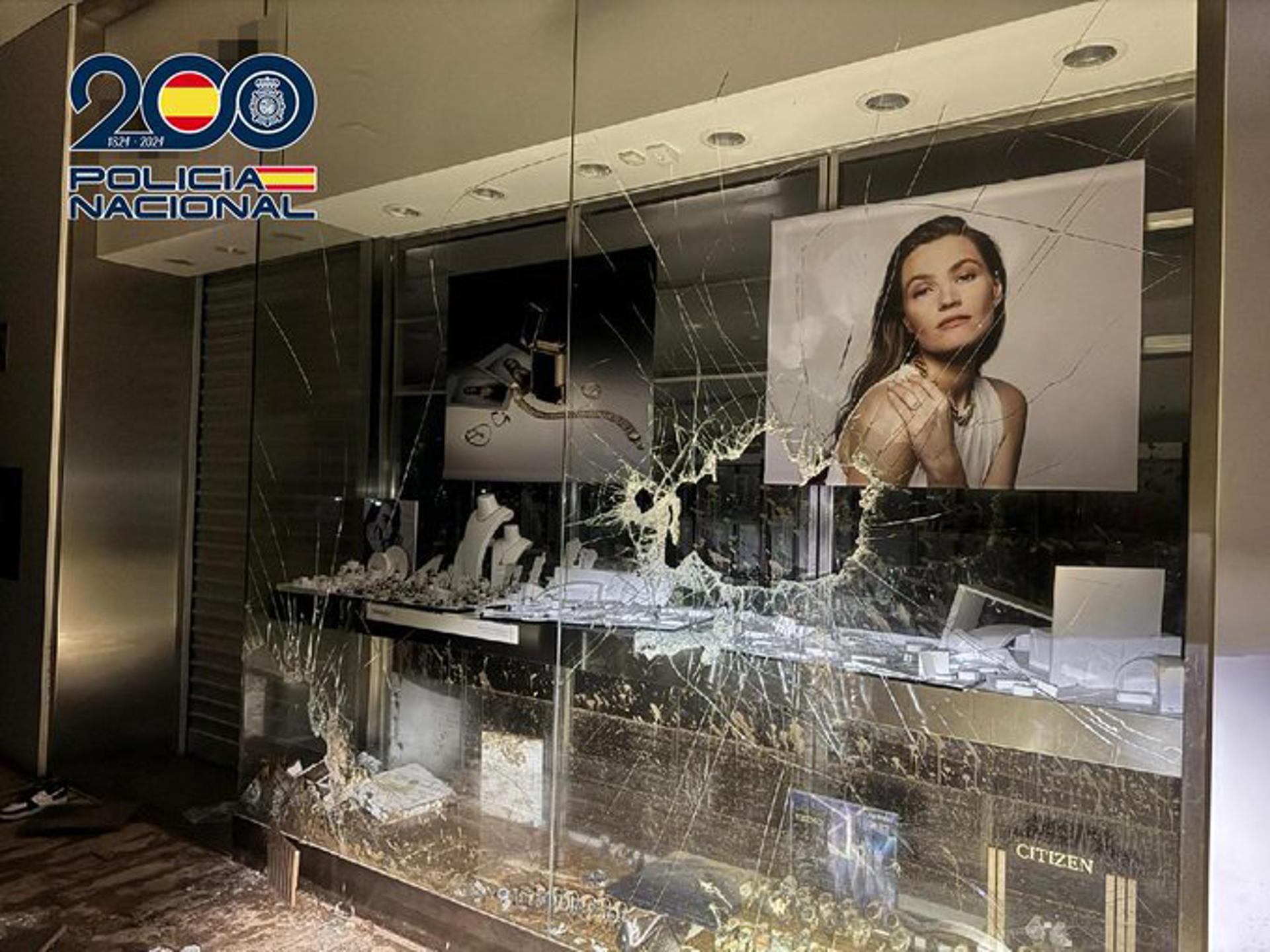 Cinco detenidos, uno agrediendo a un testigo, por robar en coches y comercios destrozados