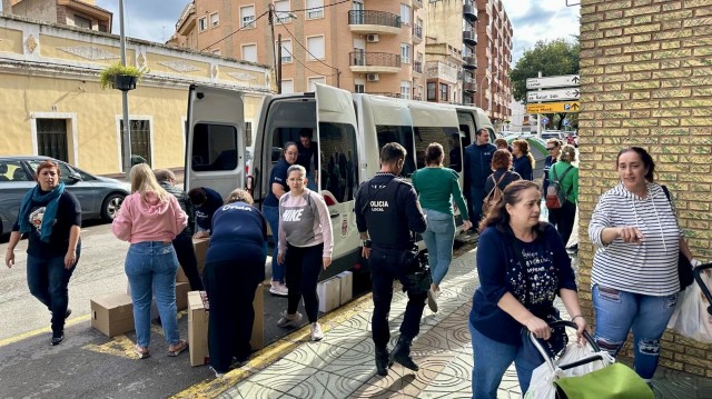 Masiva recogida solidaria de los vecinos de Onda para los damnificados por las inundaciones

