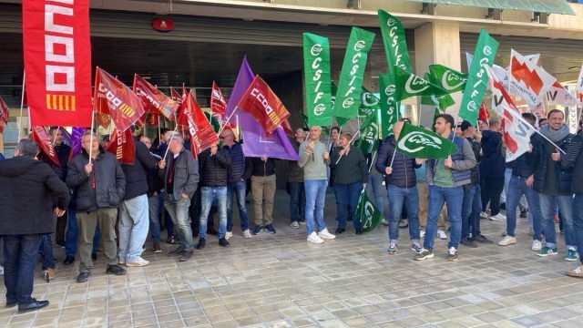 CCOO, CSIF e Iv se concentran ante Industria contra el 