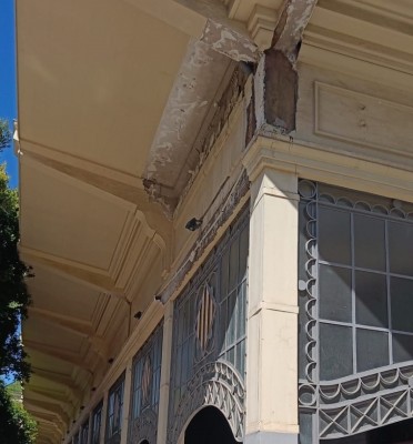 Cae una moldura decorativa de escayola de la fachada del complejo de Abastos