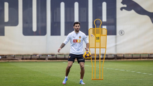 Hugo Duro entrena con el grupo y mira de reojo al Mallorca