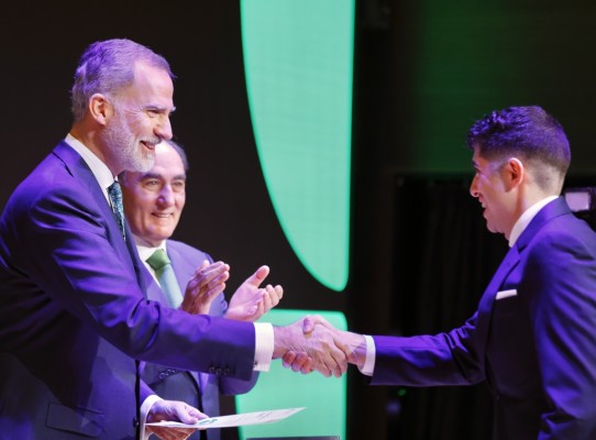 El rey entrega las Becas Iberdrola para formar a jóvenes altamente cualificados en sectores estratégicos