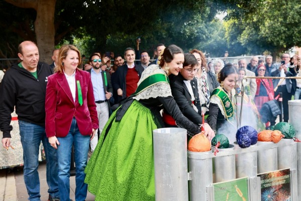 Una efectista y multitudinaria mascletà de Peñarroja abre el XXIX Concurso de la Magdalena 2025