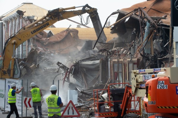 La jueza del incendio de Atalayas imputa a los dueños de las discotecas 'Teatre' y 'Fonda Milagros'