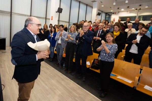 Jesús María Barberá Navarro recibe el Premio Profesional de Trabajo Social por su compromiso durante 38 años