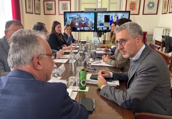 Torres reúne a los delegados del Gobierno en las CCAA para informarles del reparto de menores migrantes