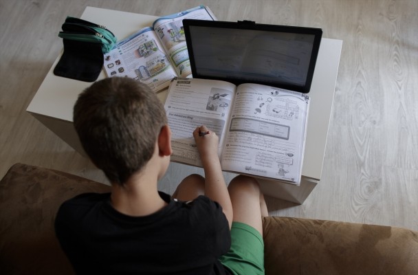 La Región de Murcia limita a una hora el uso de pantallas digitales en Primaria y a dos en la ESO