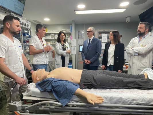 Más de 250 médicos de urgencias e intensivos de la Arrixaca se entrenan para evaluar casos complejos y críticos en la sala de simulación