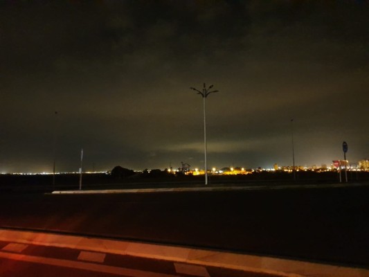 A las puertas del verano, la entrada a Cabo de Palos sigue sin iluminación