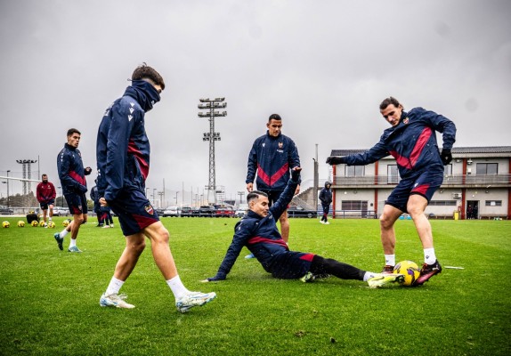 La plantilla del Levante ya prepara el duelo ante el Almería sin Kocho ni Algobia