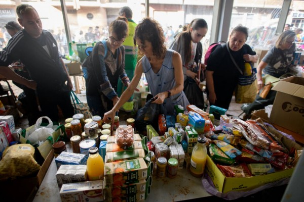 Localidades valencianas afectadas continúan repartiendo agua potable y comida en las calles