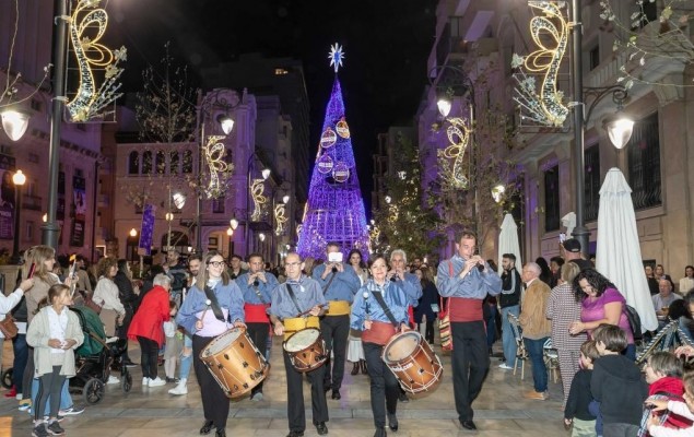 Alicante sube un 85% el gasto del alumbrado para fiestas y adjudica a MOA la conservación de viales
