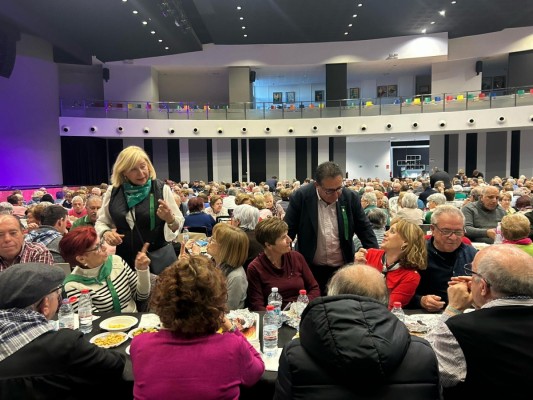 Más de 800 mayores se dan cita en la merienda de sobaquillo de Magdalena en el Palau de la Festa