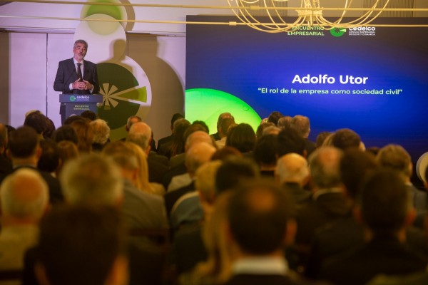 Adolfo Utor, en Elche: reforma de la administración, menos burocracia y advertencia de la polarización y la inestabilidad 