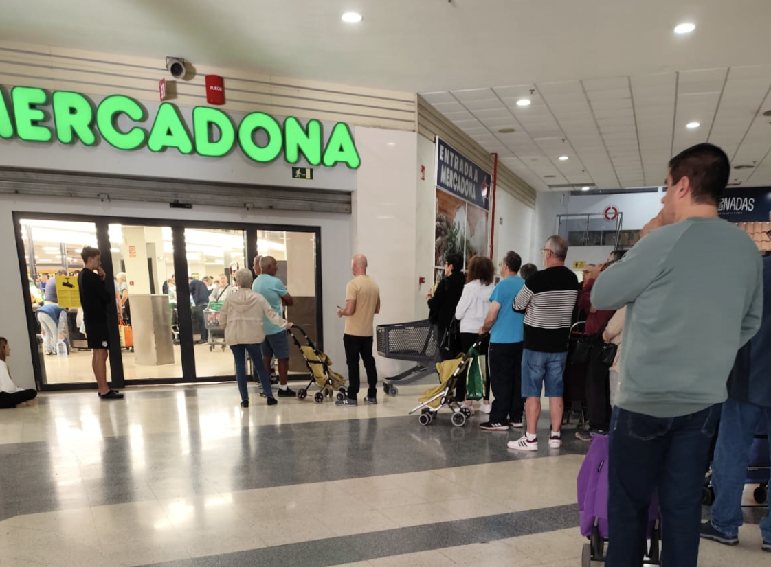 Los supermercados abren con largas colas a sus puertas y con controles de acceso
