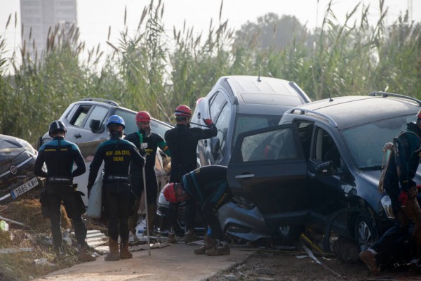 Continúa la búsqueda de desaparecidos entre los coches aplastados en Paiporta