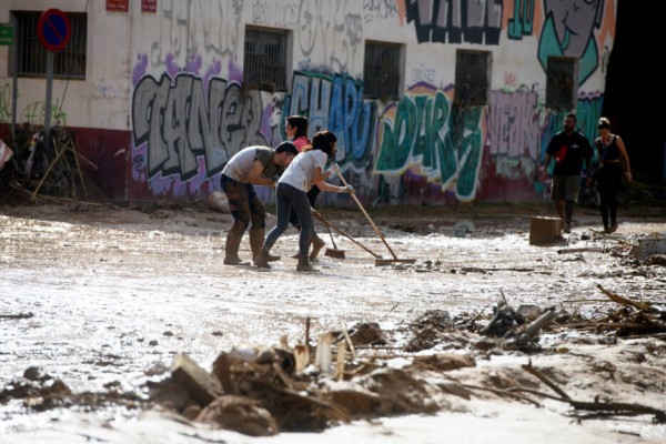 Recomendaciones tras una inundación: protección de nariz y boca, guantes y botas para limpiar
