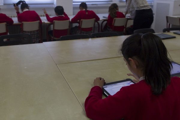 El uso escolar de tabletas y ordenadores, en revisión cinco años después de la pandemia