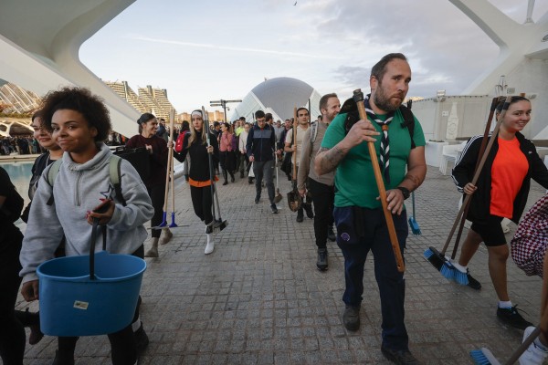 La Generalitat comunica que ya hay suficientes voluntarios y emplaza a los vecinos a otros días
