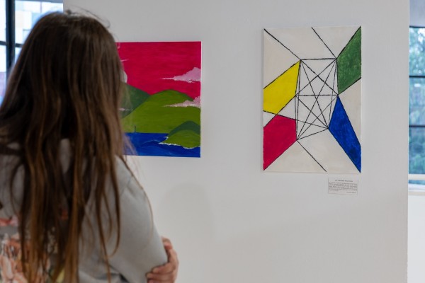 Alumnos del IES Isaac Peral de Cartagena fusionan creatividad y filosofía en la exposición 'El arte de pensar' 