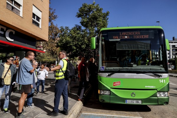 Los autobuses voluntarios de Madrid se reducen progresivamente, pero la Generalitat asegura que ha reforzado el servicio