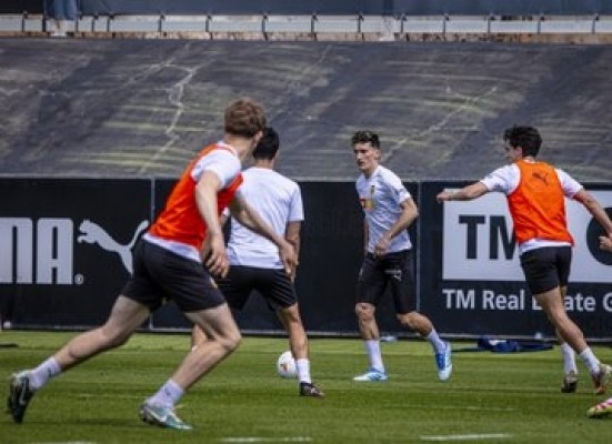 El Valencia se entrena con Mamardashvili pero sin Canós ni Jaume Doménech