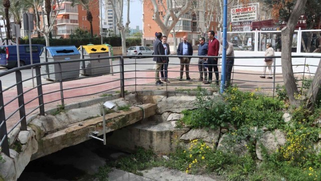 Obras en Juan Fuster Zaragoza de Benidorm para evitar que se estanque el agua en la calle