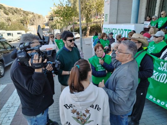 La plataforma sanidad 100x100 pública reclama en Guardamar transporte al Hospital de Torrevieja 