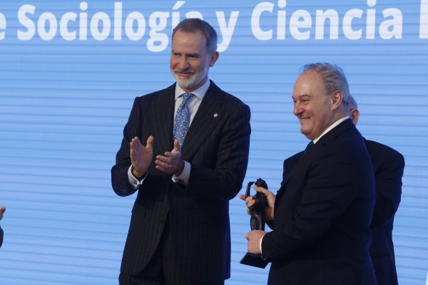 El rey entrega el Premio de Sociología al catedrático de la UV Pablo Oñate, quien alerta contra la polarización