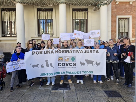 Medio centenar de veterinarios de Castellón se suma a la protesta contra la regulación de los medicamentos