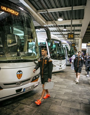 Hugo Duro y Nerea Martí, dos voluntarios más quitando barro en Chiva (Valencia)

