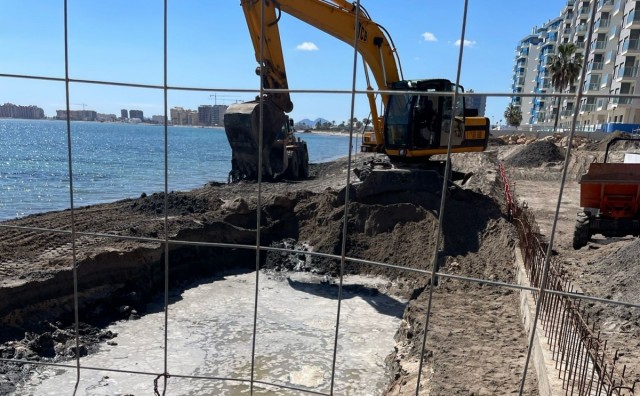 Los vecinos de La Manga Norte celebran el comienzo de las obras para completar el paseo marítimo en el kilómetro 17