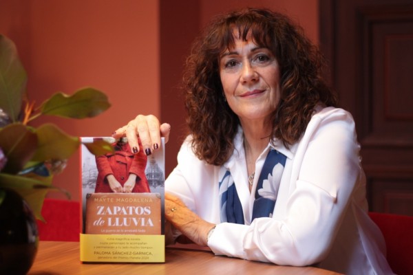 Mayte Magdalena da voz a las mujeres corrientes del siglo pasado en su primera novela: 'Zapatos de lluvia'