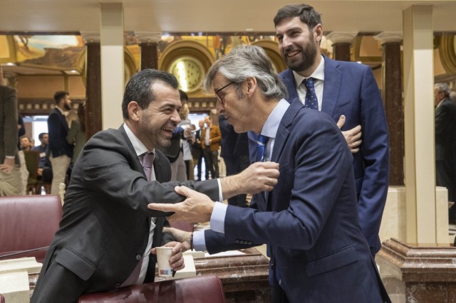 Vox plantea negociar con Feijóo los Presupuestos y el PP le pide 