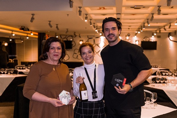 Versos de uvas endémicas y chocolates mágicos como homenaje a la mujer