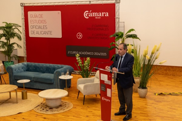 La Cámara de Alicante sigue el ejemplo de Sevilla y edita una guía de estudios para orientar a estudiantes