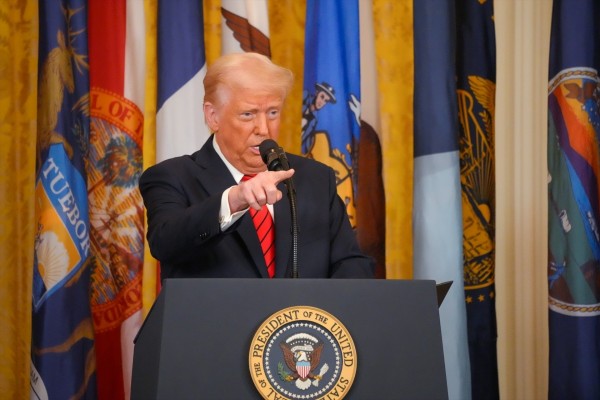 Trump anuncia un arancel del 25% para los automóviles fabricados fuera de EEUU
