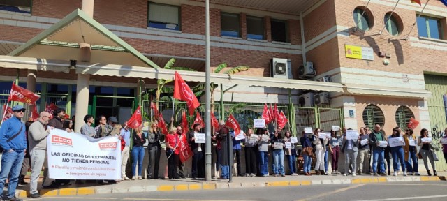 Trabajadores de Extranjería de Alicante se concentran para denunciar el colapso de las oficinas 