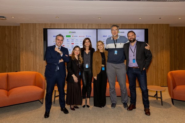 Dircom analiza el impacto de la cartelería digital inteligente en la nueva era de la comunicación corporativa