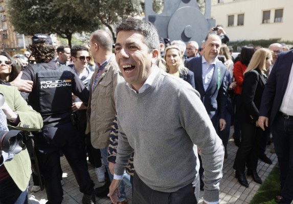 Mazón irrumpe en la Magdalena... pero suspende la visita a la gaiata ganadora al ser increpado