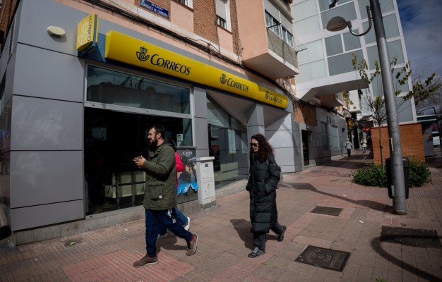 Correos acumuló unas pérdidas ordinarias de 94 millones en 2024, un 33 % menos que en 2023